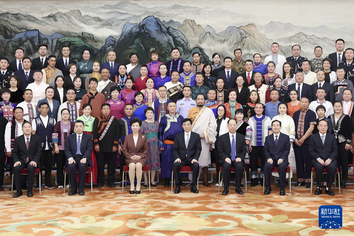 9月29日，中共中央政治局常委、全国政协主席王沪宁在北京会见全国少数民族参观团。新华社记者 丁海涛 摄.jpg