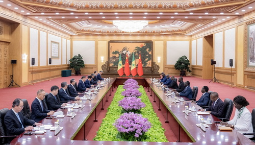 6月27日上午，国家主席习近平在北京人民大会堂会见来华出席夏季达沃斯论坛的塞内加尔总理松科。新华社记者 翟健岚 摄.jpg