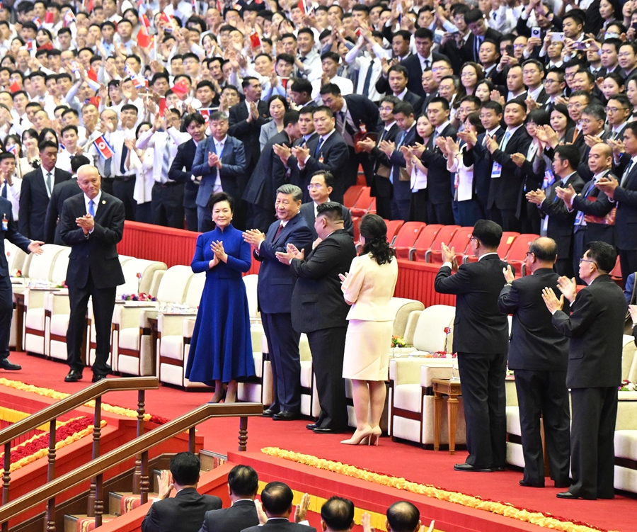 当地时间6月8日晚,中共中央总书记、国家主席习近平和夫人彭丽媛在朝鲜劳动党总书记、国务委员长金正恩和夫人李雪主陪同下,在平壤体育馆同朝鲜各界群众一道观看专场文艺演出。新华社记者 李响 摄.jpg 当地时间6月8日晚,中共中央总书记、国家主席习近平和夫人彭丽媛在朝鲜劳动党总书记、国务委员长金正恩和夫人李雪主陪同下,在平壤体育馆同朝鲜各界群众一道观看专场文艺演出。新华社记者 李响 摄.jpg