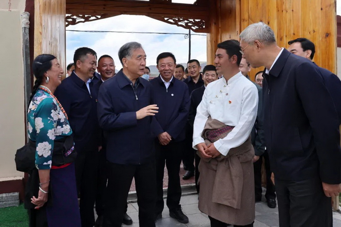 5月23日至25日，中共中央政治局常委、全国政协主席汪洋在甘肃甘南藏族自治州调研。这是5月23日，汪洋在碌曲县尕海镇尕秀村同村民交流。（新华社记者 刘卫兵 摄）.jpg
