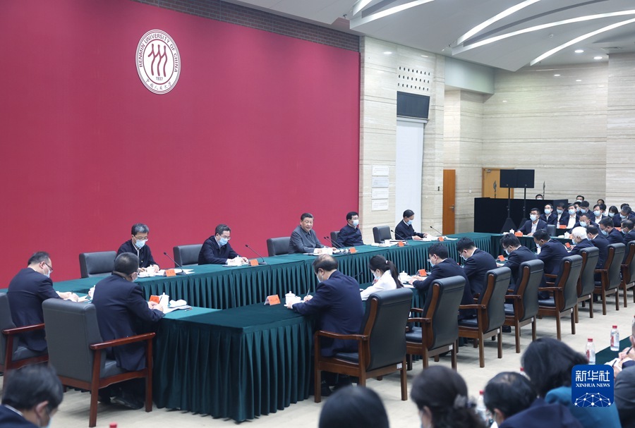 4月25日上午，中共中央总书记、国家主席、中央军委主席习近平来到中国人民大学考察调研。这是习近平同师生代表座谈并发表重要讲话。新华社记者 鞠鹏  摄.jpg