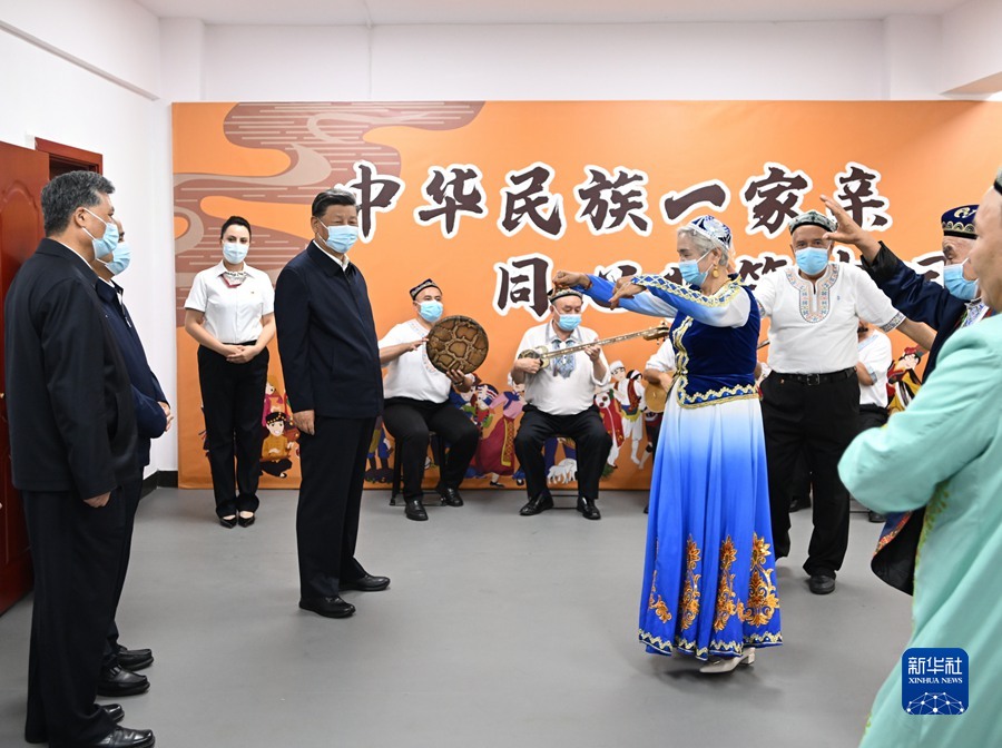 7月12日至15日，中共中央总书记、国家主席、中央军委主席习近平在新疆考察。这是13日上午，习近平在乌鲁木齐市天山区固原巷社区舞蹈室，了解这里开展老年人文化活动等情况。新华社记者 谢环驰 摄.jpg