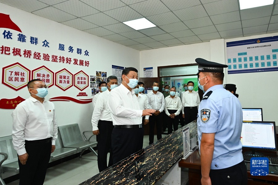 7月12日至15日，中共中央总书记、国家主席、中央军委主席习近平在新疆考察。这是14日，习近平在吐鲁番市高昌区亚尔镇新城片区新城西门村党群服务中心警务室考察。新华社记者 燕雁 摄.jpg