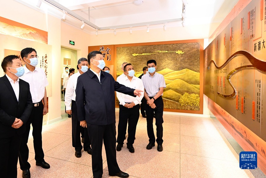 7月12日至15日，中共中央总书记、国家主席、中央军委主席习近平在新疆考察。这是12日下午，习近平在新疆大学参观校史馆。新华社记者 李学仁 摄.jpg