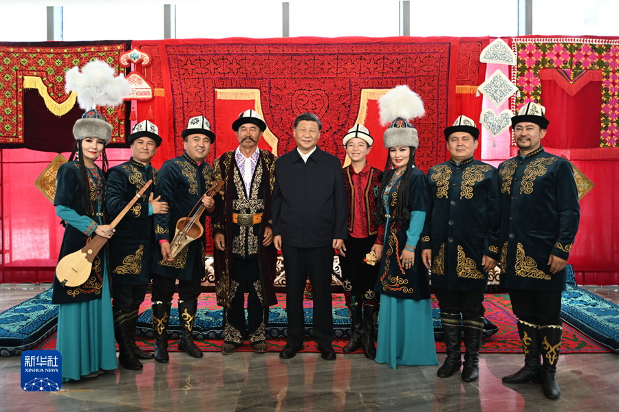 7月12日至15日，中共中央总书记、国家主席、中央军委主席习近平在新疆考察。这是13日上午，习近平在乌鲁木齐市新疆维吾尔自治区博物馆，同《玛纳斯》非物质文化遗产传承人在一起。新华社记者 谢环驰 摄.jpg