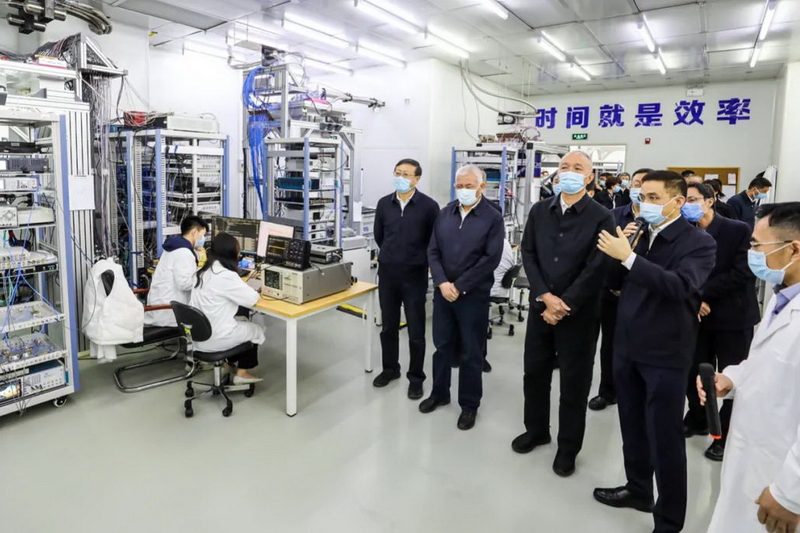 走进实验室了解技术攻关进展.jpg