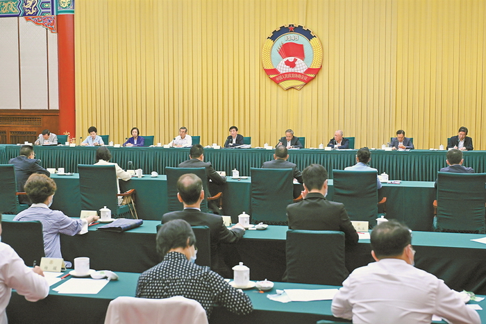 8月25日，十四届全国政协第九次双周协商座谈会在北京召开，中共中央政治局常委、全国政协主席王沪宁主持会议。人民政协报记者 姜贵东 摄.jpg