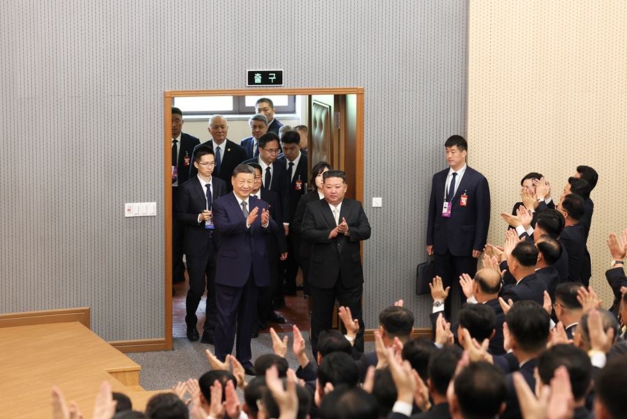 当地时间6月9日上午，中共中央总书记、国家主席习近平在朝鲜劳动党总书记、国务委员长金正恩陪同下，参访位于平壤的朝鲜劳动党中央干部学校。这是在金正恩陪同下，习近平步入学校阶梯教室。新华社记者 姚大伟 摄.jpg