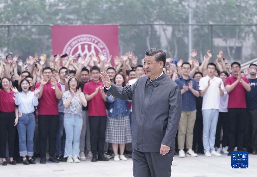 4月25日上午，中共中央总书记、国家主席、中央军委主席习近平来到中国人民大学考察调研。这是习近平向师生们挥手致意。新华社记者 谢环驰 摄.jpg