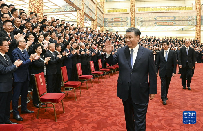 习近平会见第十届世界华侨华人社团联谊大会代表2023050909203796121.jpg