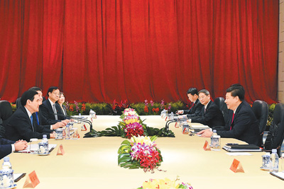11月7日下午,中共中央总书记、国家主席习近平同台湾方面领导人马英九在新加坡会面,就进一步推进两岸关系和平发展交换意见。这是习近平同马英九在交谈。新华社记者饶爱民摄.jpg 11月7日下午,中共中央总书记、国家主席习近平同台湾方面领导人马英九在新加坡会面,就进一步推进两岸关系和平发展交换意见。这是习近平同马英九在交谈。新华社记者饶爱民摄.jpg