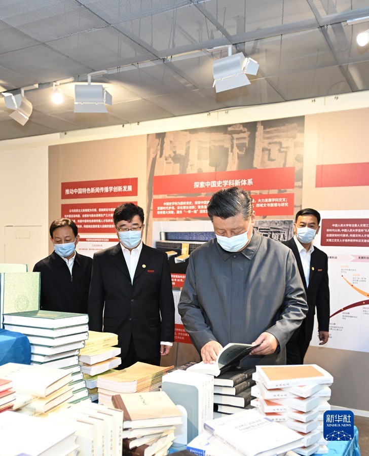 4月25日上午，中共中央总书记、国家主席、中央军委主席习近平来到中国人民大学考察调研。这是习近平在博物馆了解学校近年来教学科研成果等情况。新华社记者 谢环驰 摄.jpg