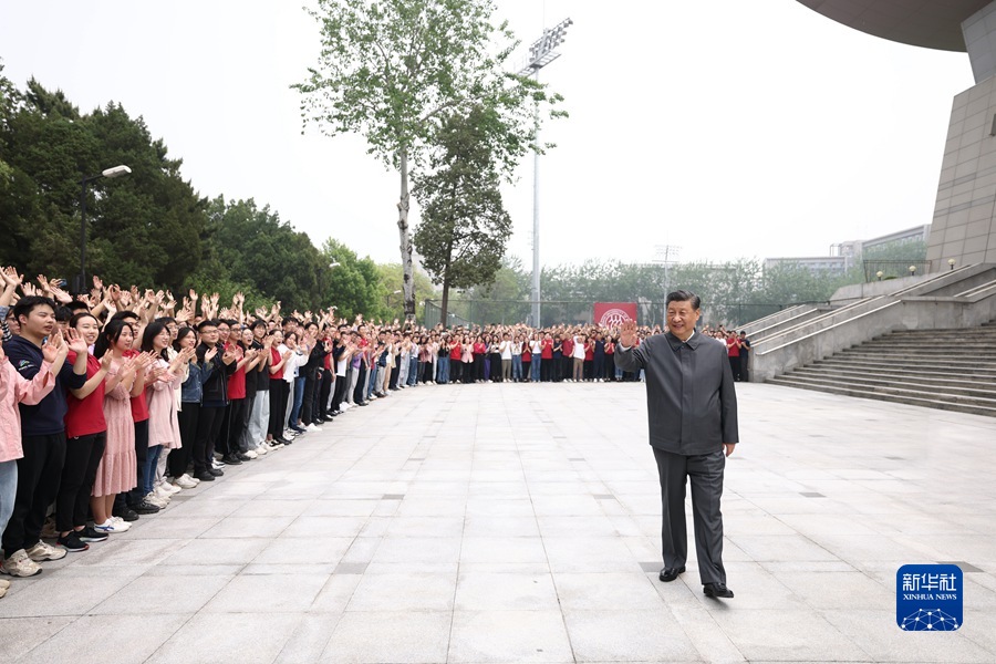 4月25日上午，中共中央总书记、国家主席、中央军委主席习近平来到中国人民大学考察调研。这是习近平向师生们挥手致意。新华社记者 鞠鹏 摄.jpg