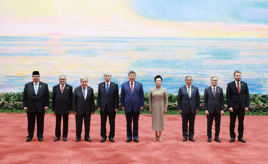 7月17日上午,国家主席习近平在上海世界会客厅出席2026世界人工智能大会暨人工智能全球治理高级别会议开幕式并发表主旨讲话。这是7月16日晚,习近平和夫人彭丽媛在世界会客厅为与会国际贵宾举行欢迎宴会。新华社记者 王晔 摄.jpg 7月17日上午,国家主席习近平在上海世界会客厅出席2026世界人工智能大会暨人工智能全球治理高级别会议开幕式并发表主旨讲话。这是7月16日晚,习近平和夫人彭丽媛在世界会客厅为与会国际贵宾举行欢迎宴会。新华社记者 王晔 摄.jpg