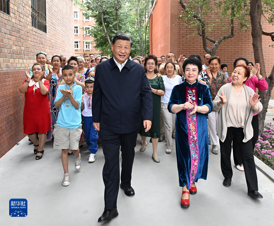 7月12日至15日，中共中央总书记、国家主席、中央军委主席习近平在新疆考察。这是13日上午，习近平在乌鲁木齐市天山区固原巷社区考察时，同各族群众在一起。新华社记者 谢环驰 摄.jpg