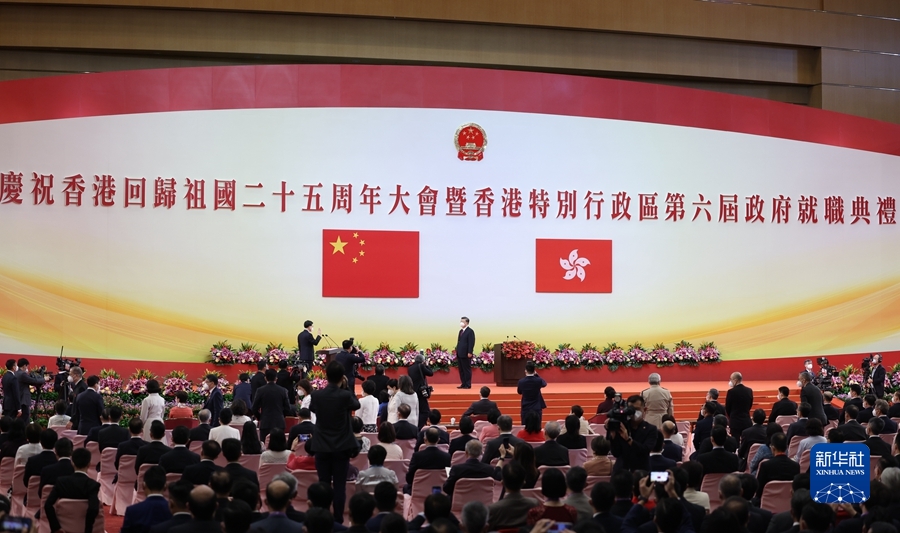 7月1日上午，庆祝香港回归祖国25周年大会暨香港特别行政区第六届政府就职典礼在香港会展中心隆重举行。中共中央总书记、国家主席、中央军委主席习近平出席并发表重要讲话。这是习近平监誓，李家超宣誓就任香港特别行政区行政长官。新华社记者 丁海涛 摄.JPG