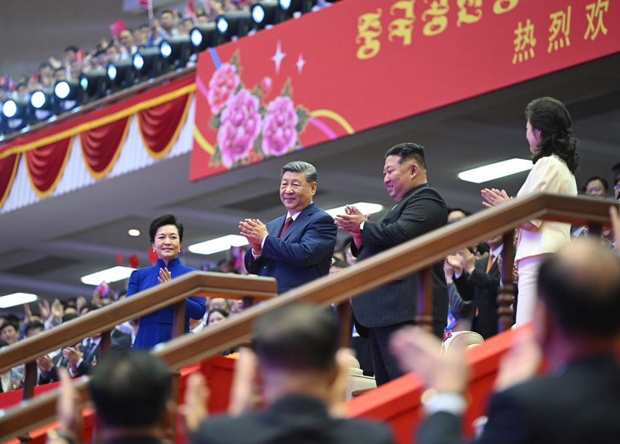 当地时间6月8日晚,中共中央总书记、国家主席习近平和夫人彭丽媛在朝鲜劳动党总书记、国务委员长金正恩和夫人李雪主陪同下,在平壤体育馆同朝鲜各界群众一道观看专场文艺演出。新华社记者 燕雁 摄.jpg 当地时间6月8日晚,中共中央总书记、国家主席习近平和夫人彭丽媛在朝鲜劳动党总书记、国务委员长金正恩和夫人李雪主陪同下,在平壤体育馆同朝鲜各界群众一道观看专场文艺演出。新华社记者 燕雁 摄.jpg