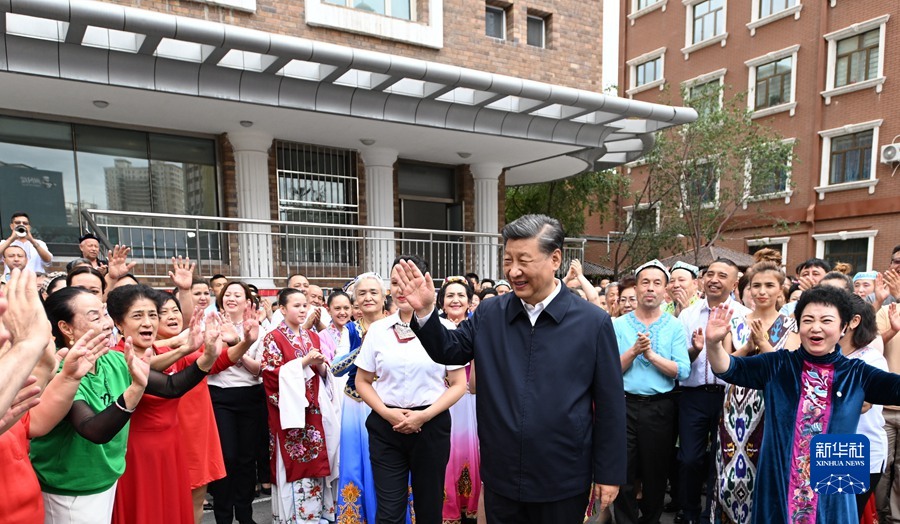 7月12日至15日，中共中央总书记、国家主席、中央军委主席习近平在新疆考察。这是13日上午，习近平在乌鲁木齐市天山区固原巷社区考察时，向各族群众挥手致意。新华社记者 谢环驰 摄.jpg