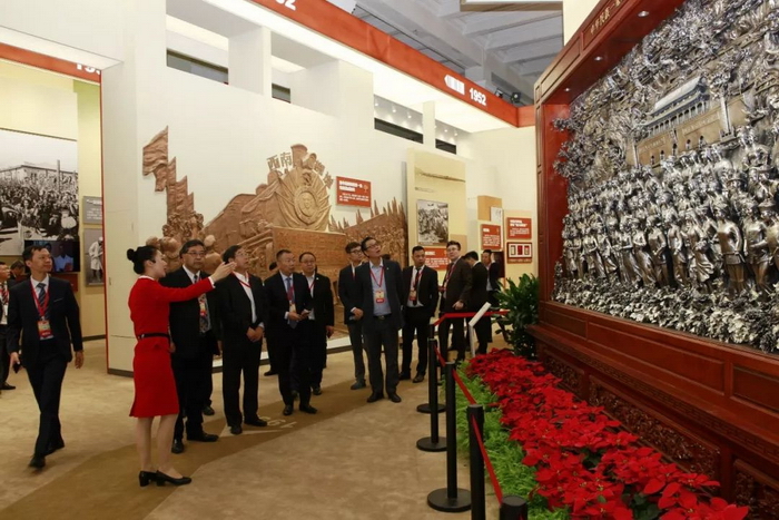 港澳台同胞海外侨胞参观伟大成就展.jpg