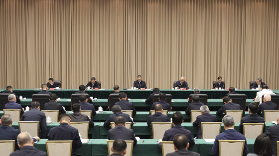 12月17日下午，中共中央总书记、国家主席、中央军委主席习近平在海南三亚听取海南省委和省政府工作汇报，发表了重要讲话。新华社记者.jpg