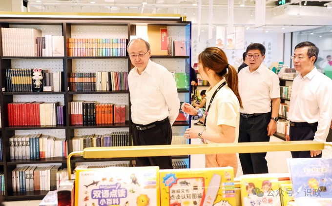 察看方庄文化艺术中心阅读空间.jpg