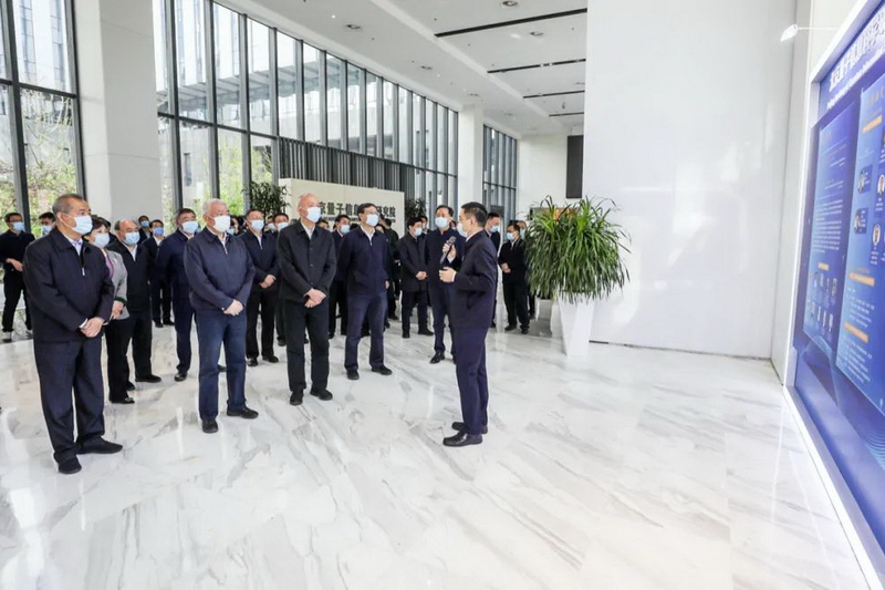 察看科研机构建设情况.jpg