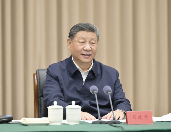 12月17日下午，中共中央总书记、国家主席、中央军委主席习近平在海南三亚听取海南省委和省政府工作汇报，发表了重要讲话。新华社记者 李涛.jpg