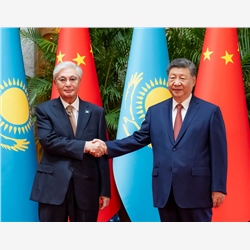 习近平会见哈萨克斯坦总统托卡耶夫